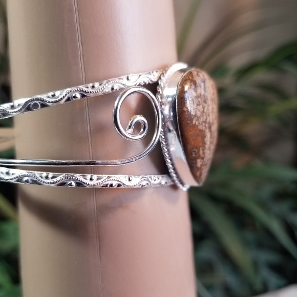 ELEGANT BRACELET NWOT - Picture 5 of 9